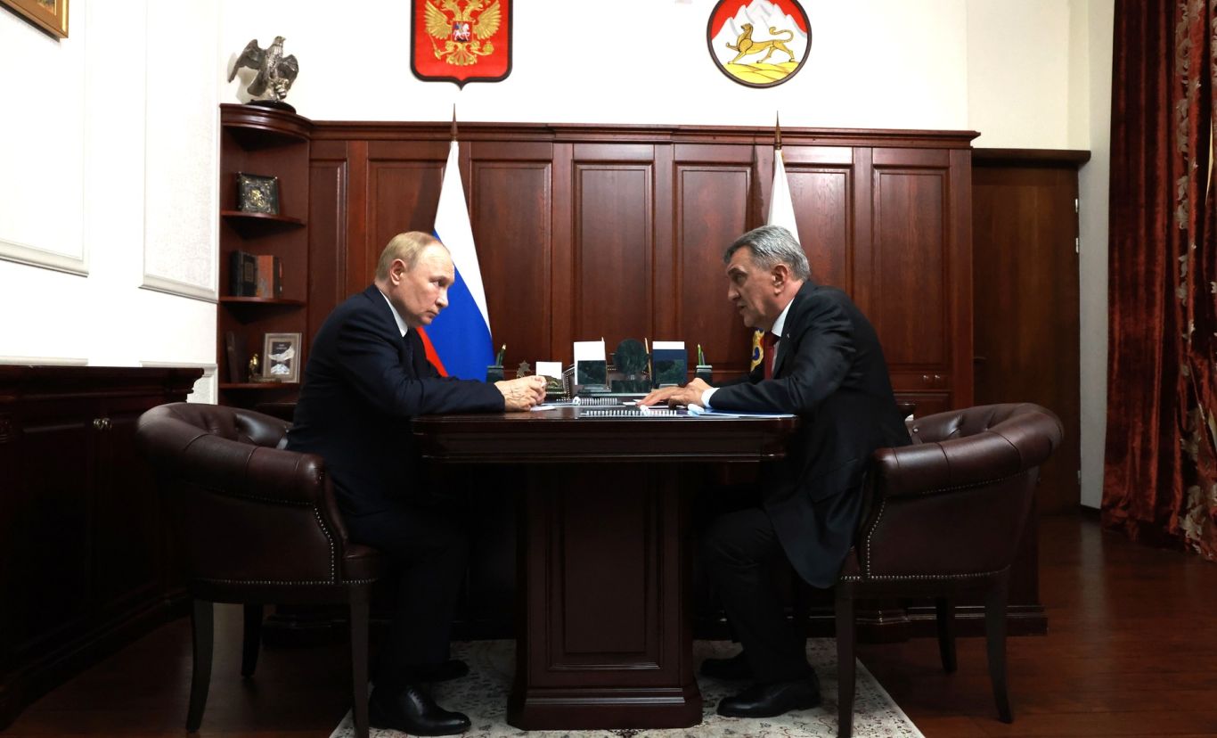 Владимир Путин провел двустороннюю встречу с Сергеем Меняйло