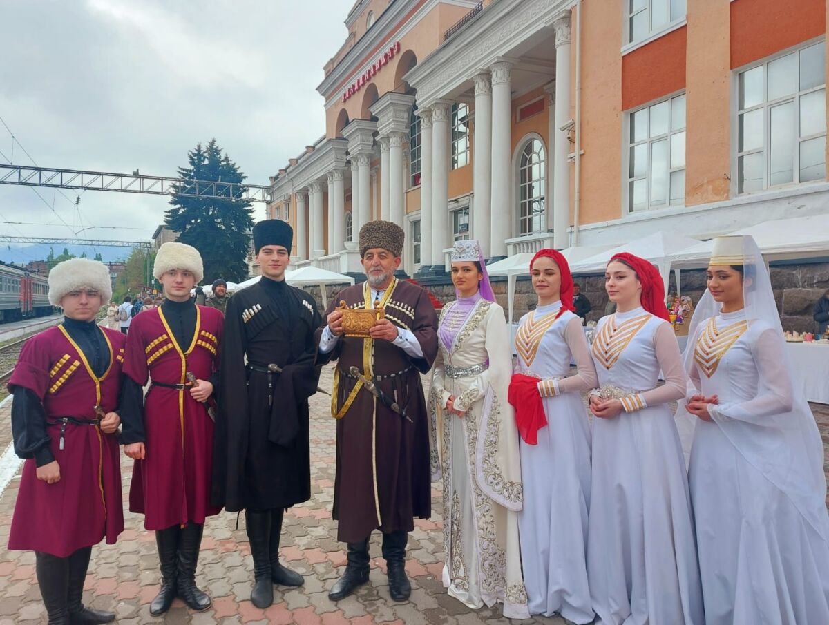Студенты СОГМА встретили туристический поезд «Жемчужина Кавказа»