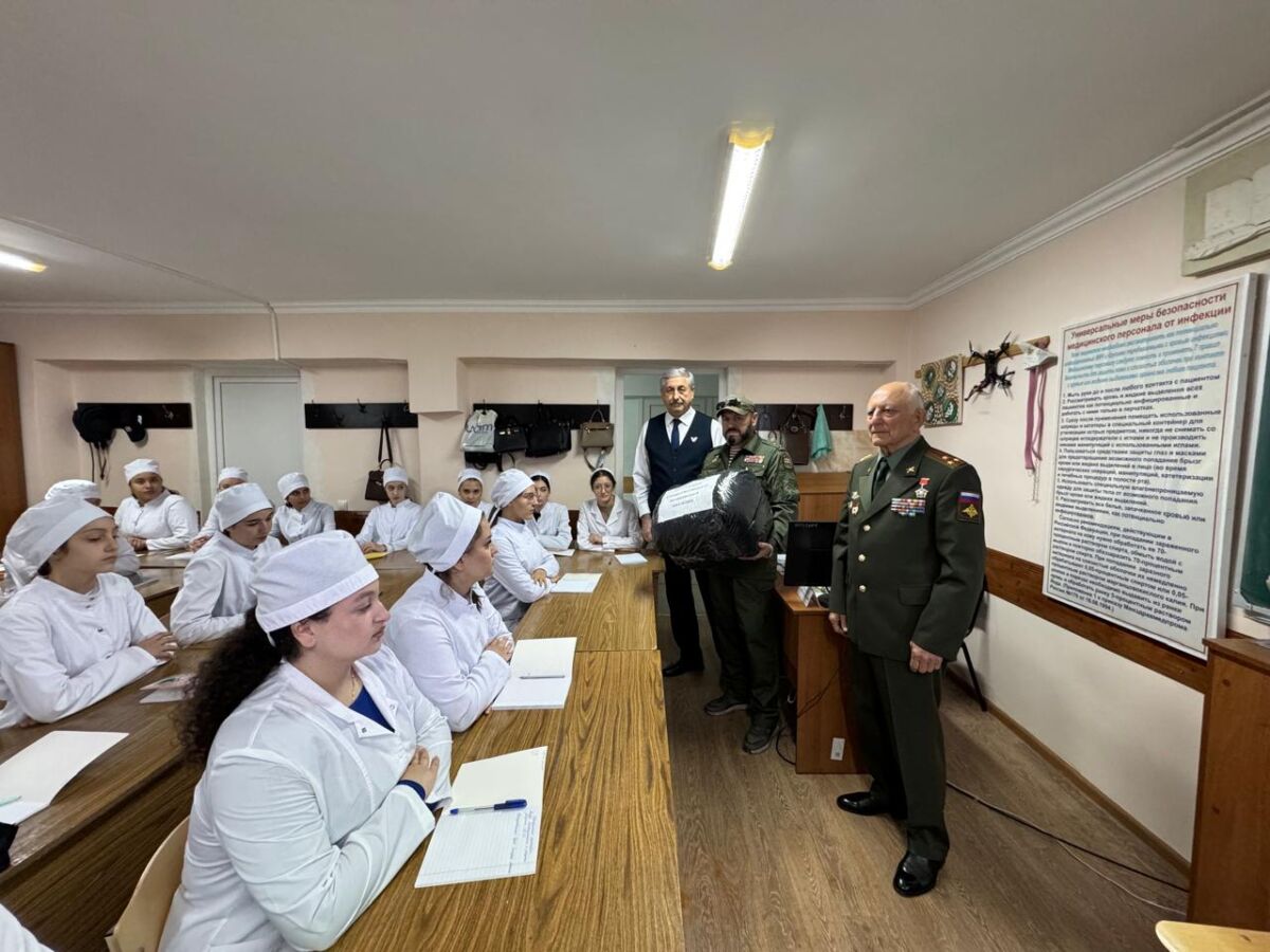 Студенты СОМК плетут маскировочные сети для бойцов СВО