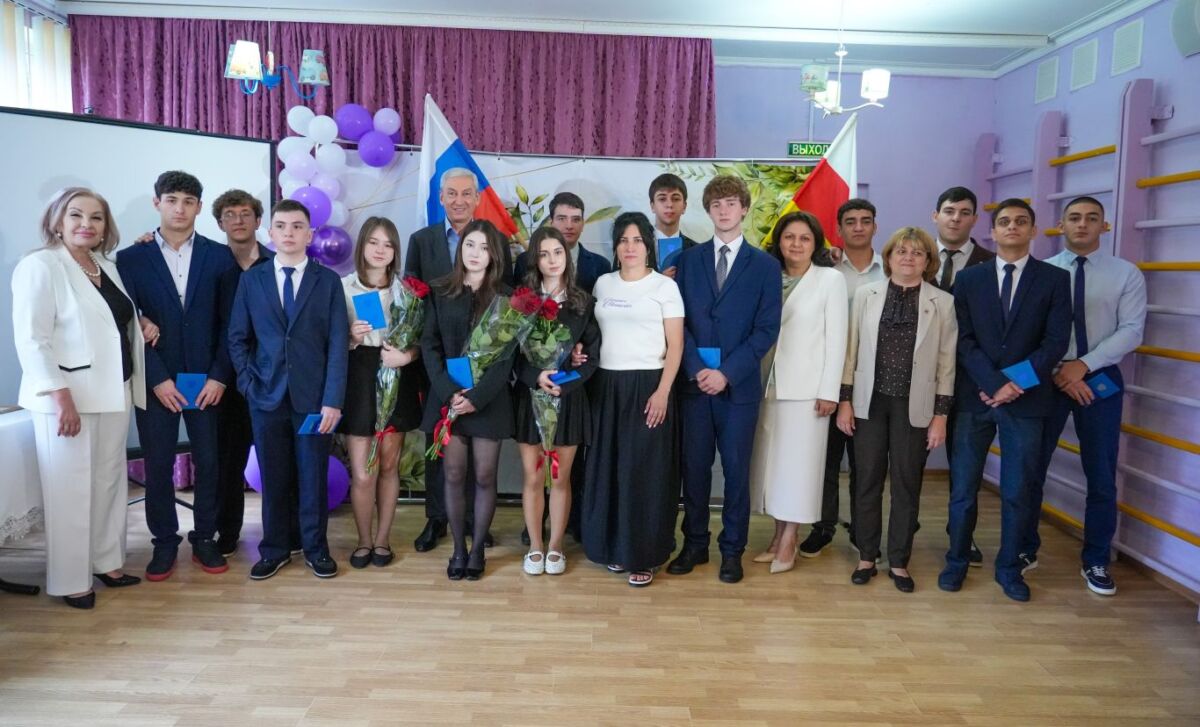 Борис Джанаев вручил аттестаты выпускникам 33-й владикавказской школы