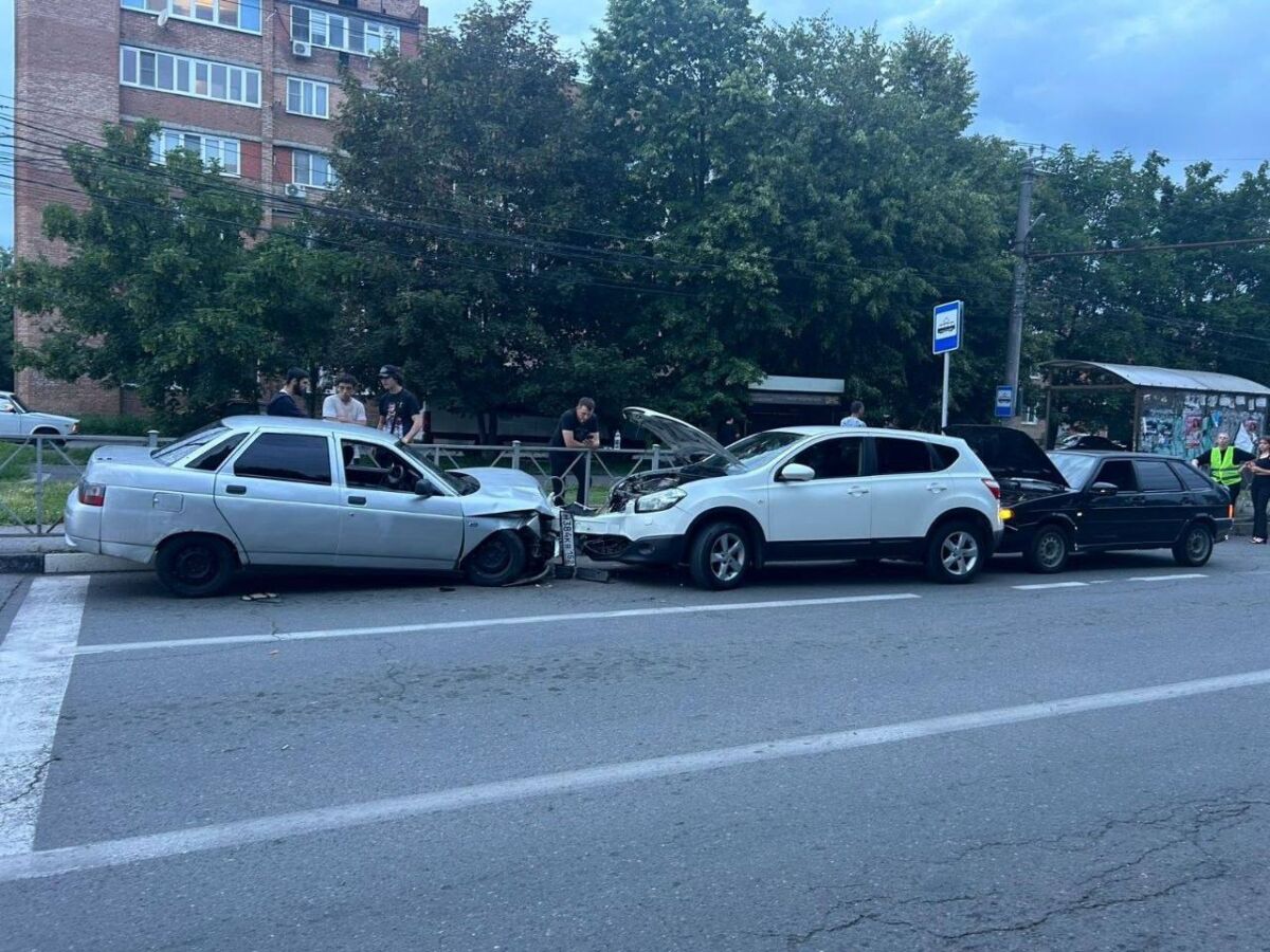 Во Владикавказе в ДТП с участием 3 автомобилей пострадали два человека