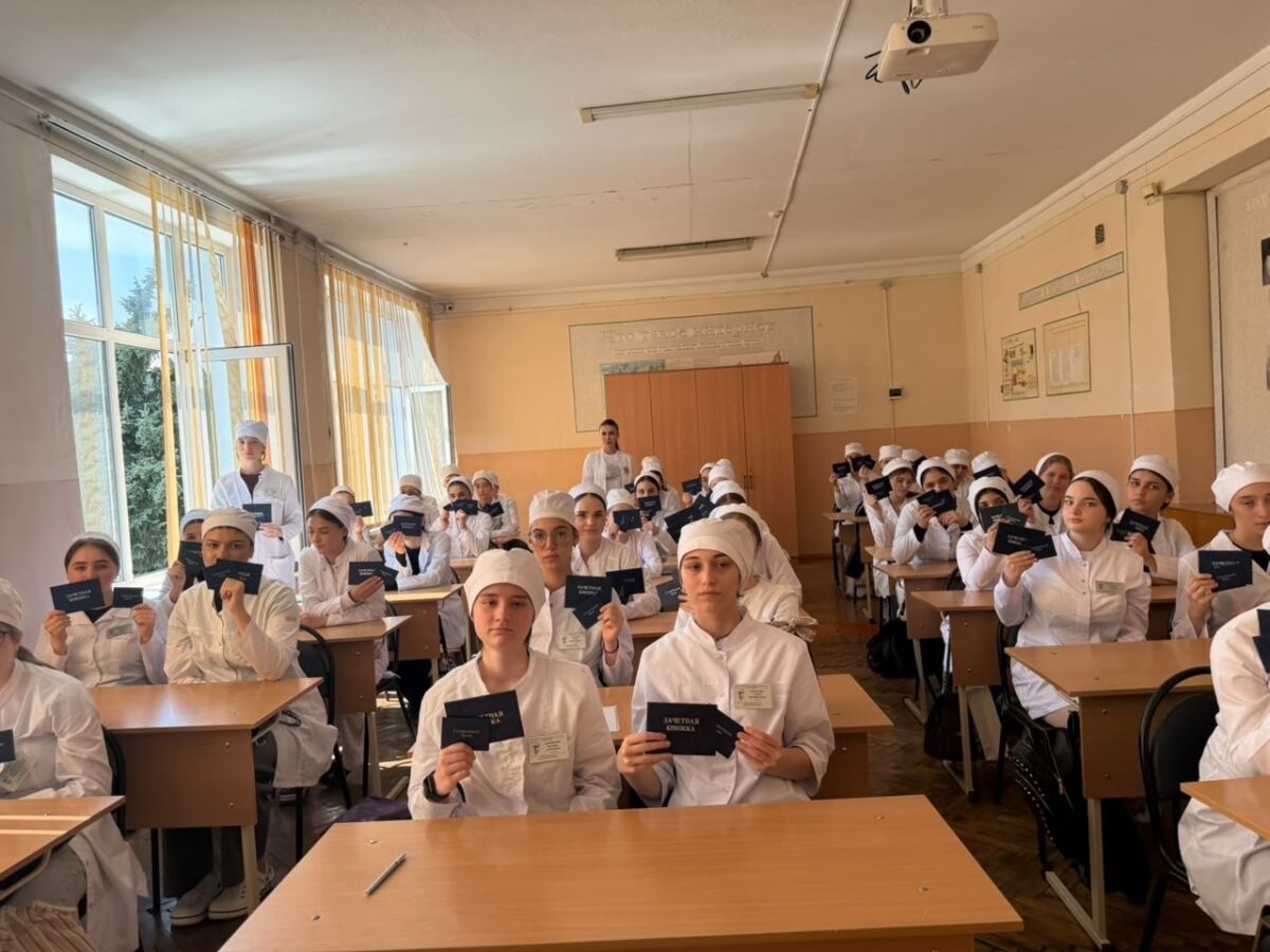 В СОМК вручили студенческие билеты первокурсникам