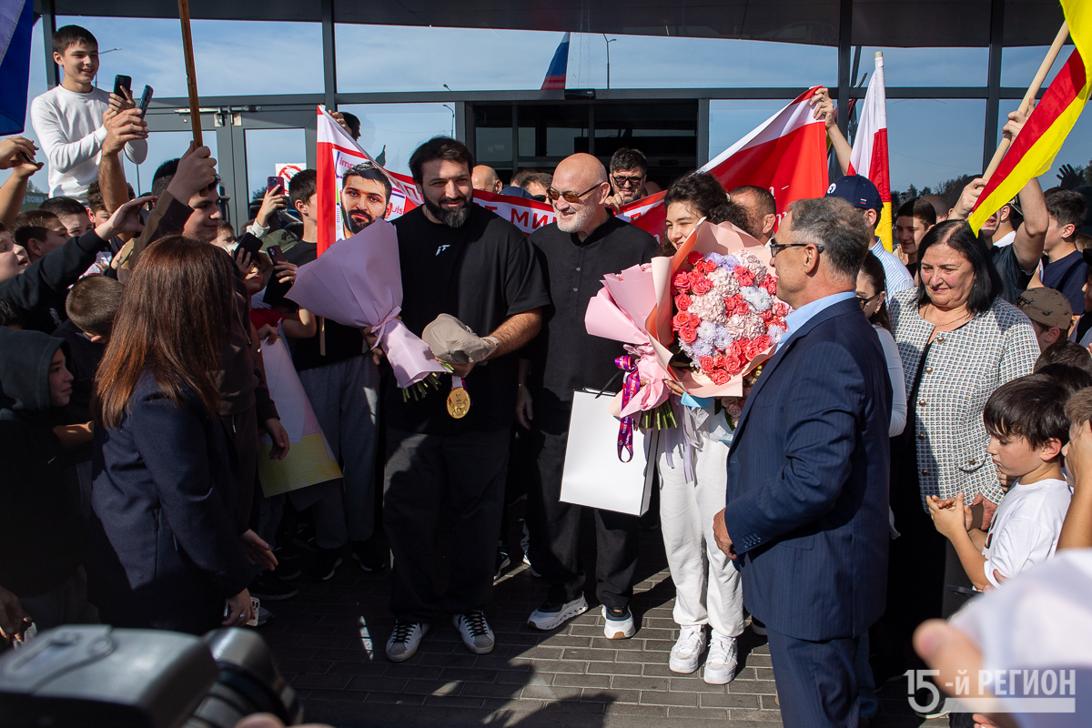 Триумфаторов чемпионата мира по дзюдо Тасоева и Таймазову встретили в Северной Осетии